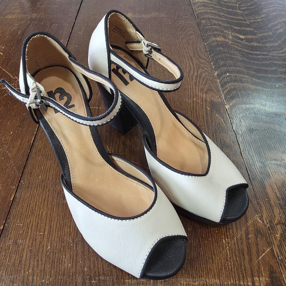 R2 by Report White & Black Peep Toe Ankle Strap Block Heels Size 5 Retro Mod